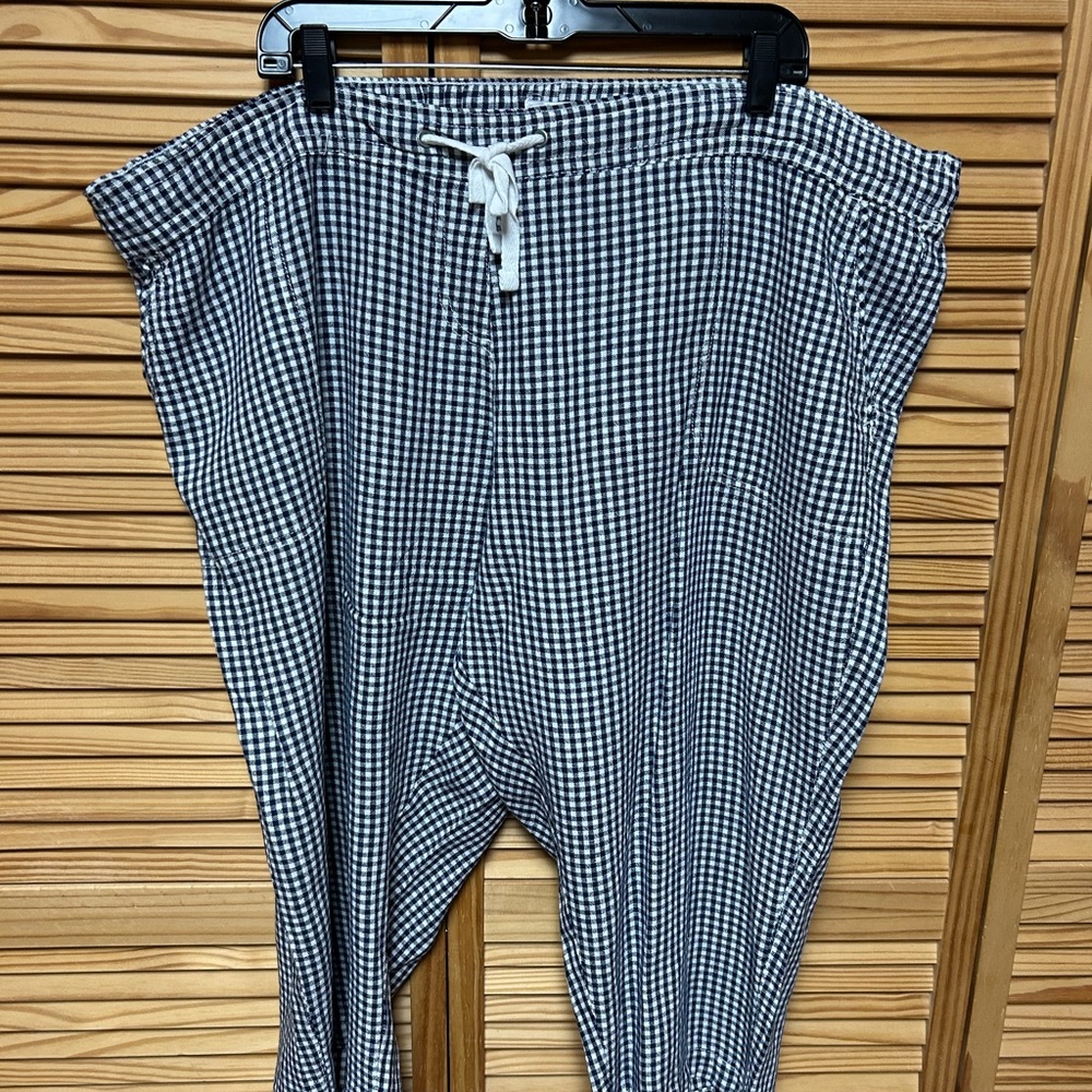 NWT
Women’s capris 3X linen blend navy check cool light weigh pockets